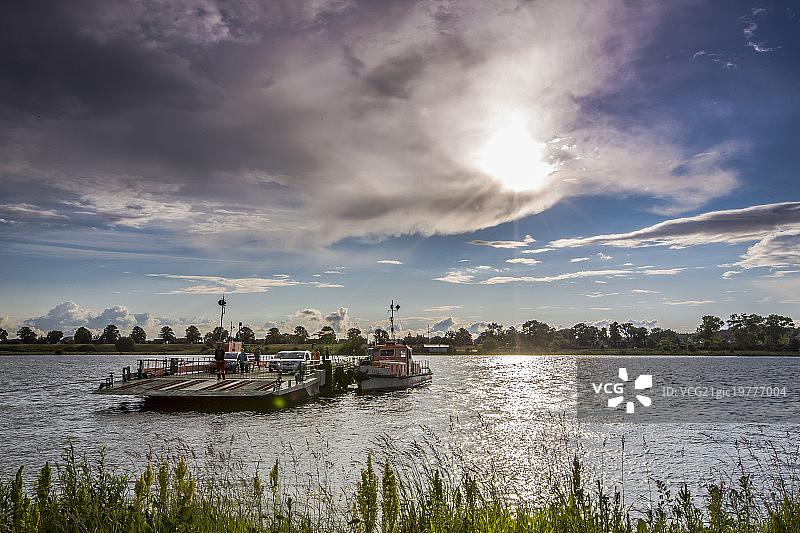 维斯瓦河上的渡轮图片素材