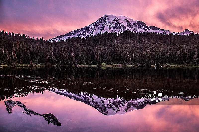 雷尼尔山倒影湖风光图片素材