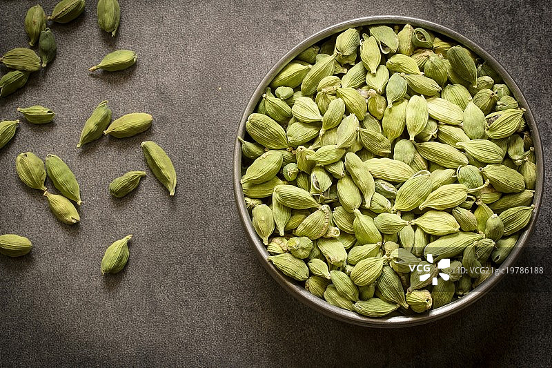 阴暗背景下的豆蔻俯视图图片素材