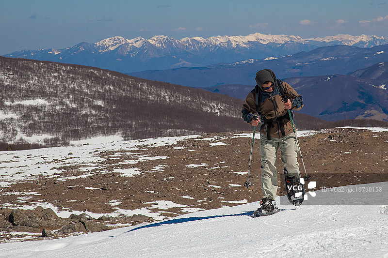 阿尔卑斯山雪鞋健行图片素材