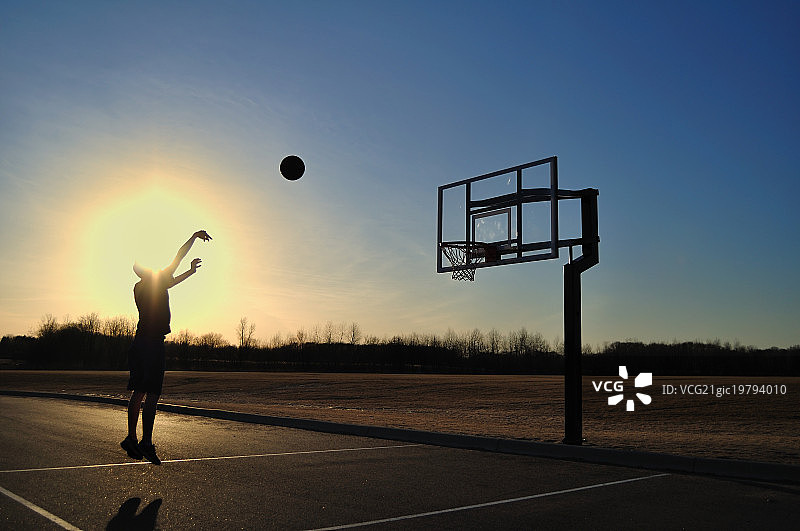 青少年男孩投篮的轮廓图片素材