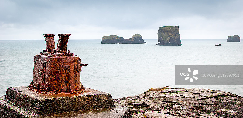 冰岛海岸的锈迹斑斑的系缆柱图片素材