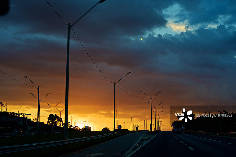 沿道路延伸的电力线图片素材
