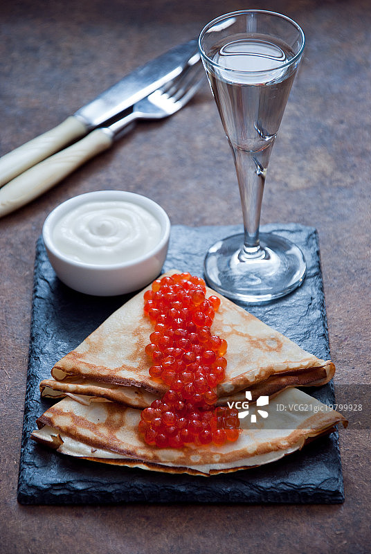 俄式薄饼、红鱼子酱和伏特加图片素材