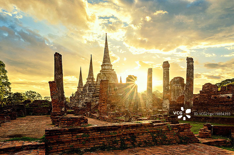 泰国阿瑜陀耶历史公园日落时分的帕喜善佩寺图片素材