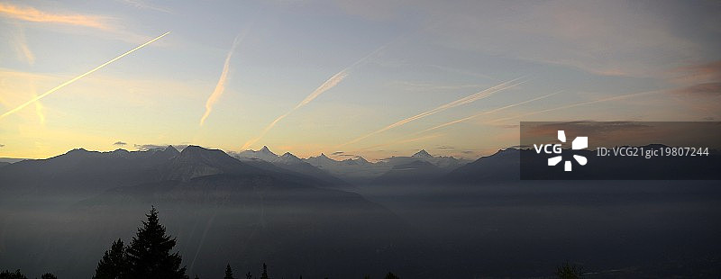 清晨瓦勒达尼维耶兹的黎明图片素材