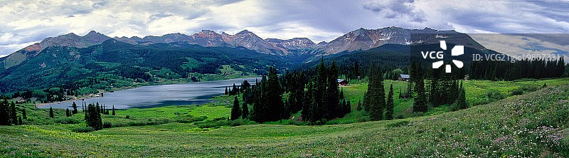 鳟鱼湖全景图片素材