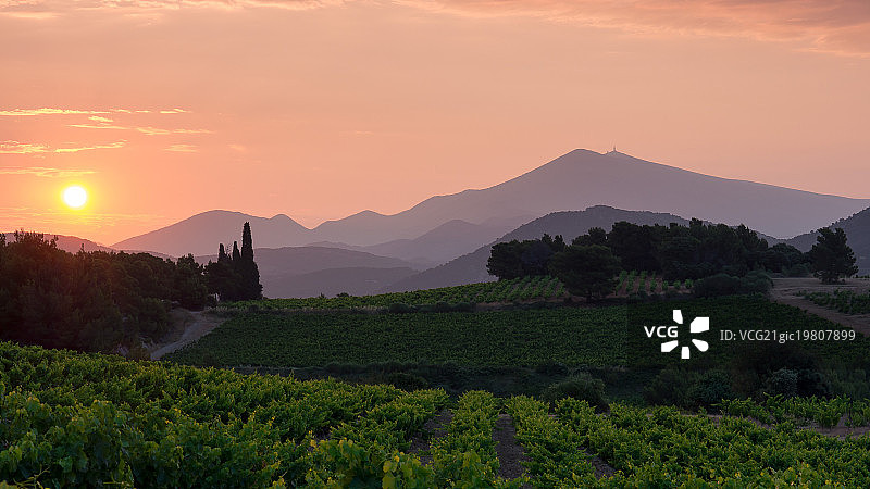 旺图山日出图片素材