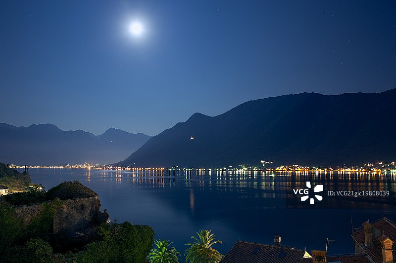 科托尔湾的超级月亮图片素材