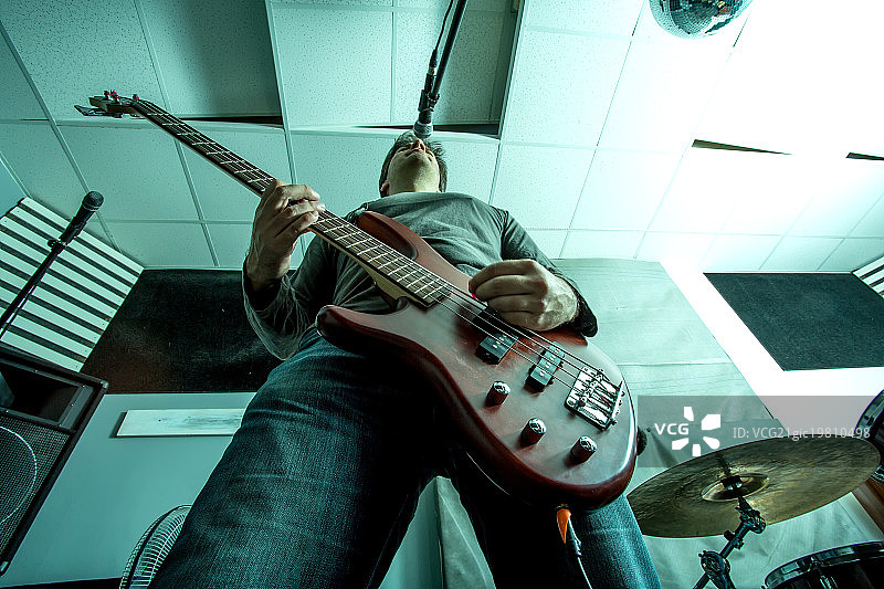 演奏贝斯的摇滚音乐家图片素材
