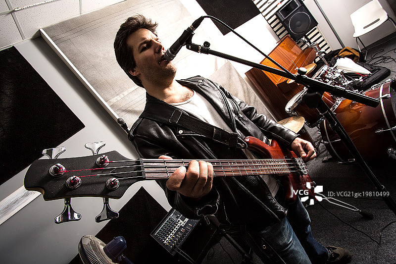 演奏贝斯的摇滚音乐家图片素材