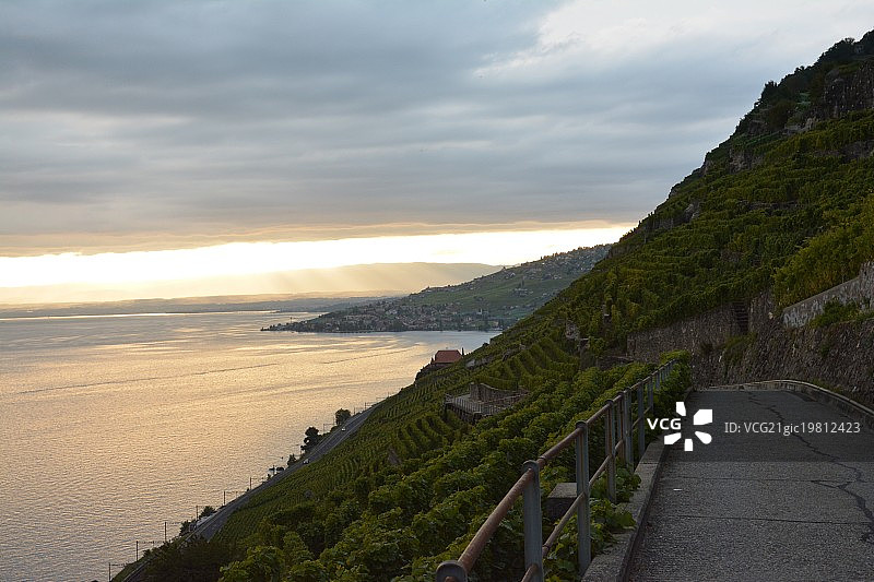 日落时分日内瓦湖上的雨景图片素材