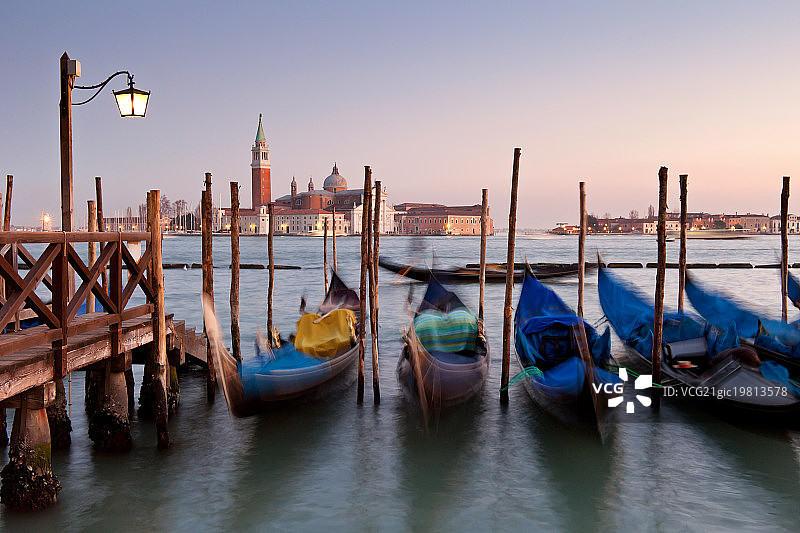 威尼斯贡多拉夜景，意大利图片素材