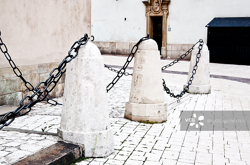 带链条的石制路障图片素材