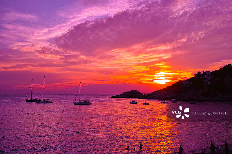 伊维萨岛美丽的紫色日落图片素材