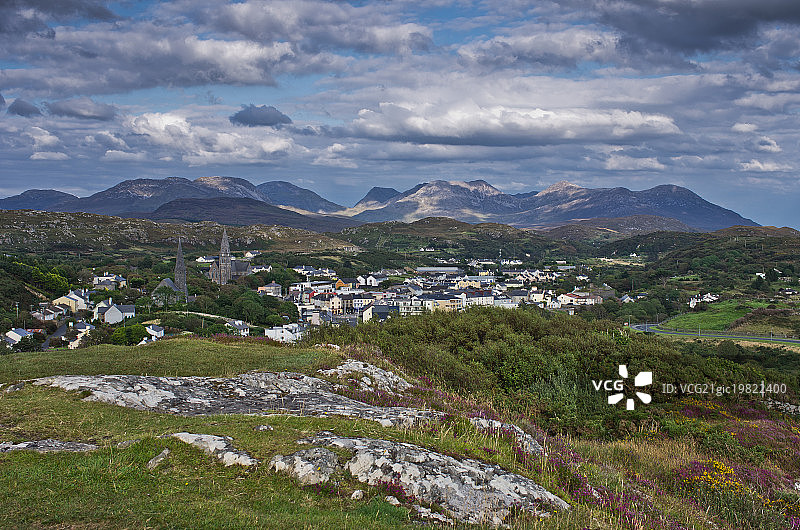 依山傍天的城市景观图片素材