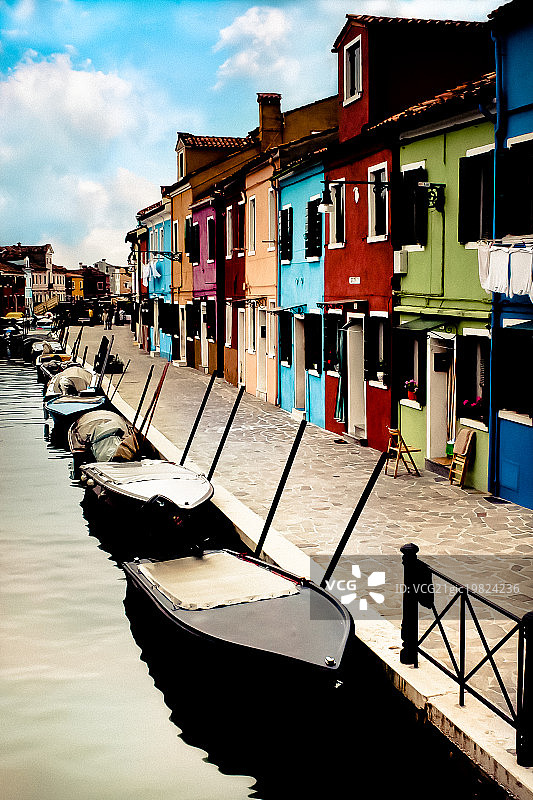 城市建筑物中的空巷图片素材