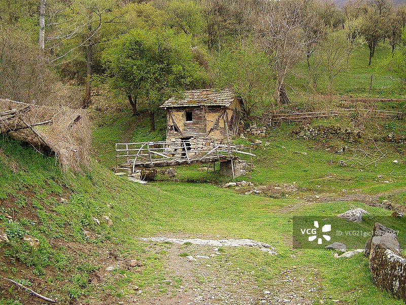 山上的旧水磨坊图片素材