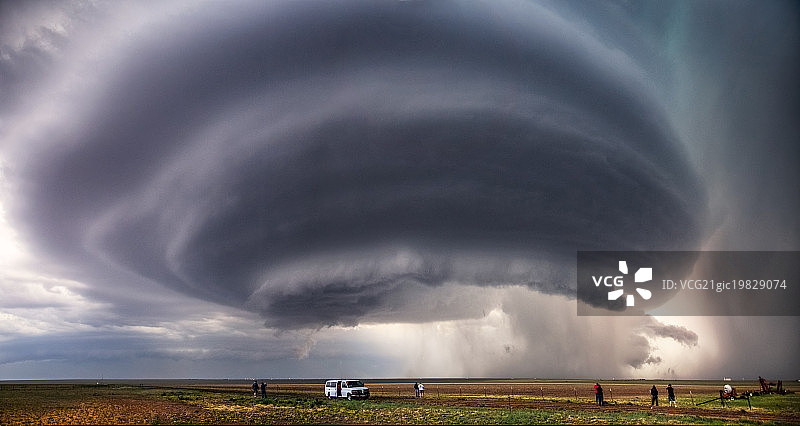 即将着陆的UFO图片素材