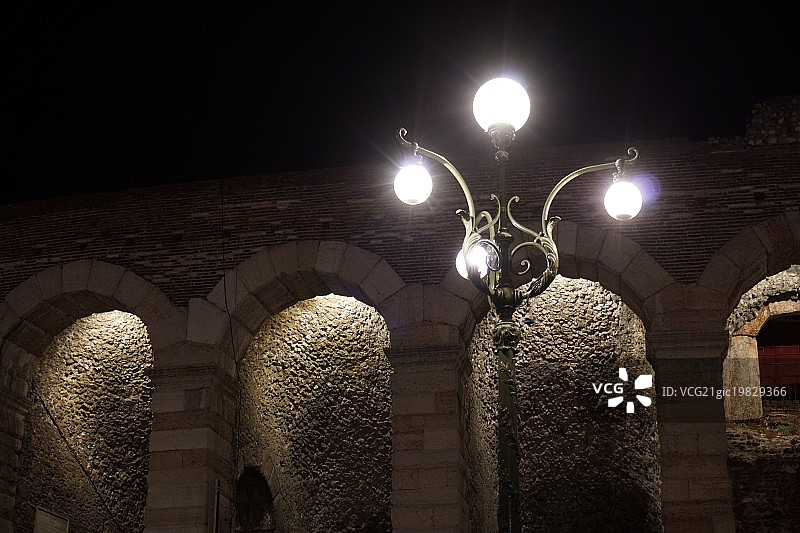 夜晚维罗纳的路灯图片素材