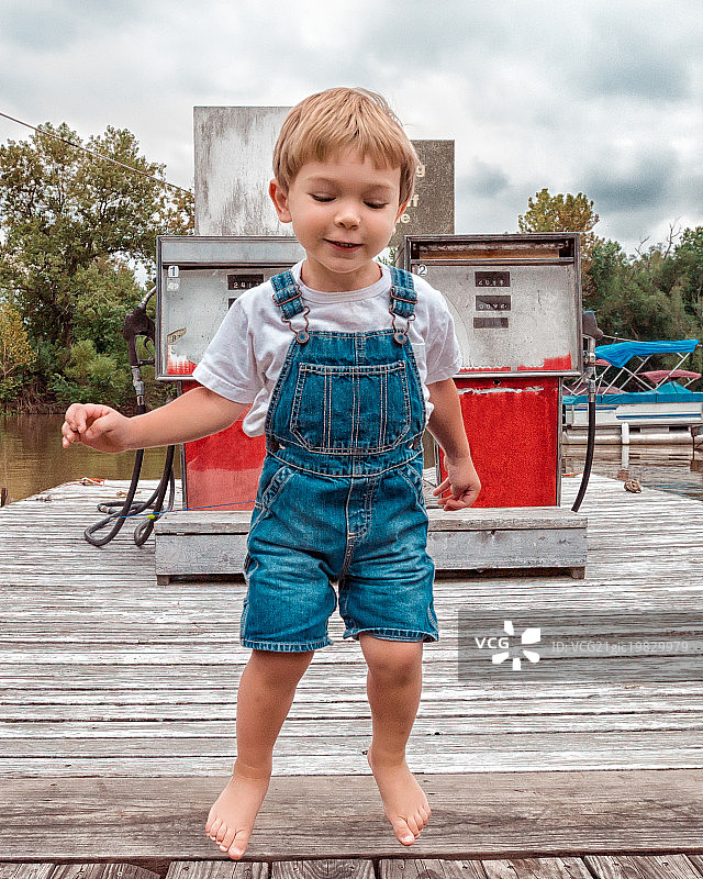 在加油站跳跃图片素材