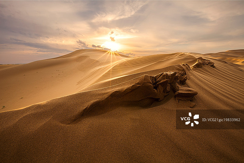 朝阳照沙漠图片素材