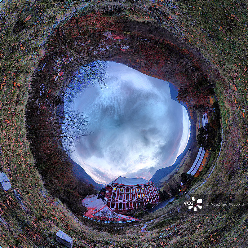 米莱索夫卡下的巴洛克城堡图片素材