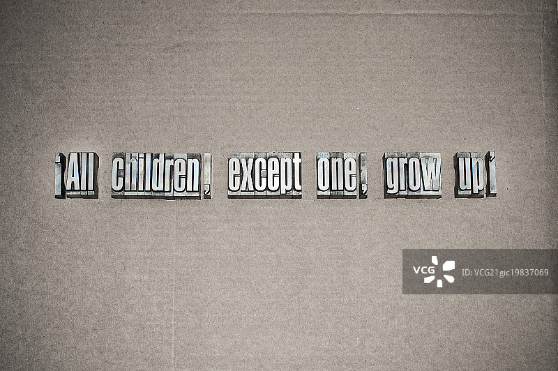 除了一个，所有孩子都会长大图片素材