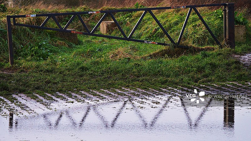 水坑上的虚无之门图片素材