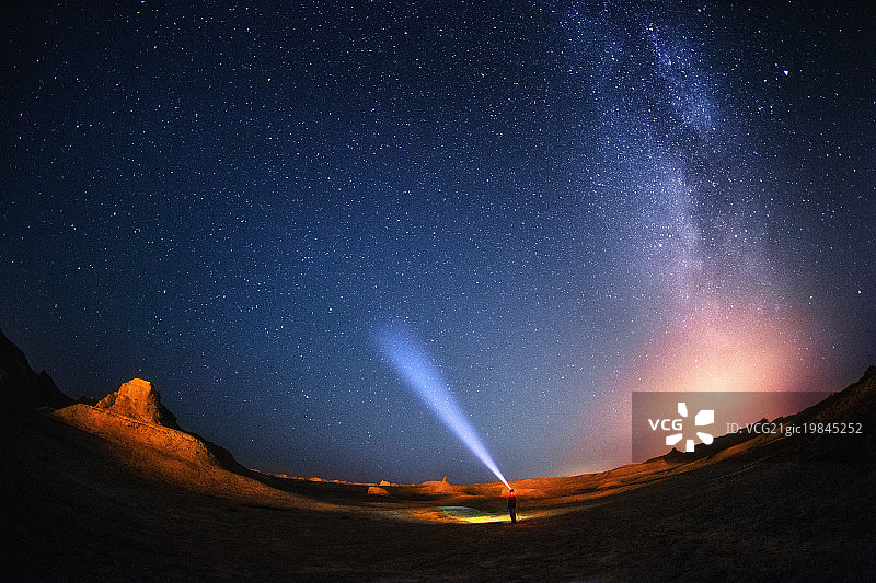 一个人探索这夜空图片素材