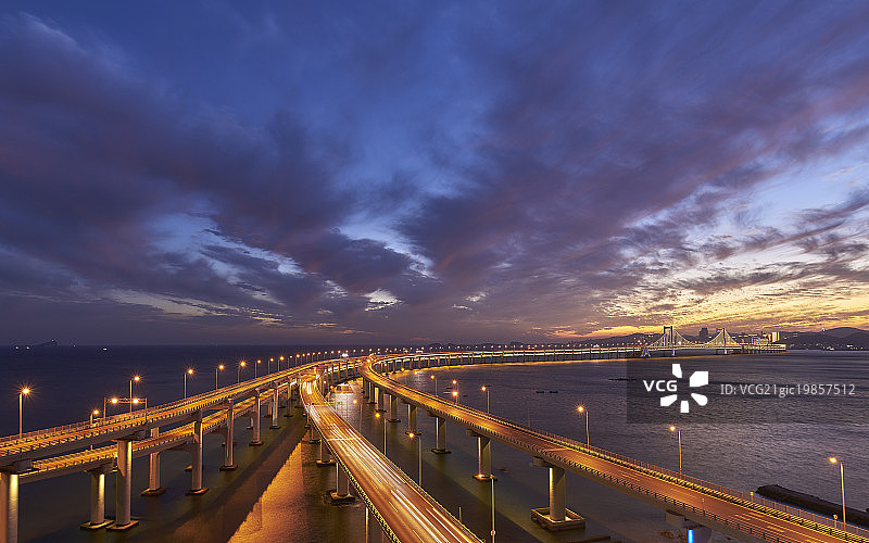 大连星海湾跨海大桥傍晚夜景图片素材