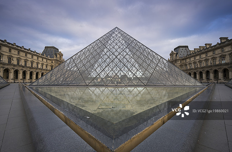 法国巴黎卢浮宫图片素材