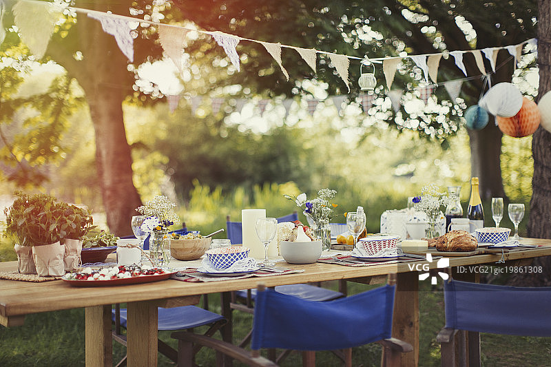 三角旗下的花园派对午餐图片素材