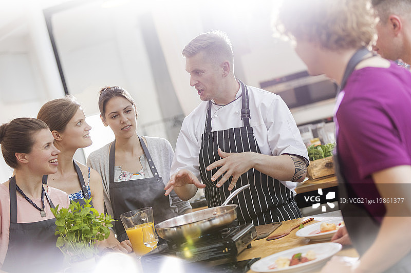 烹饪课上学生们听厨师老师讲解图片素材