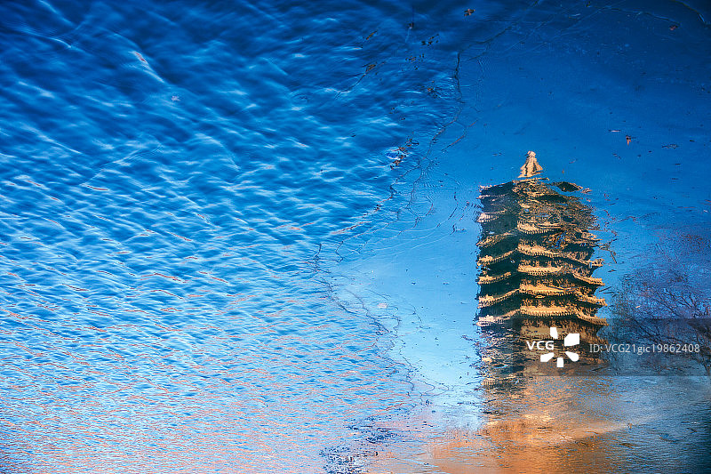 北京大学未名湖中博雅塔倒影图片素材