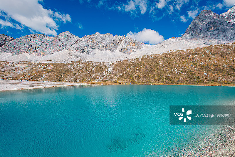 高山湖泊之稻城亚丁牛奶海图片素材