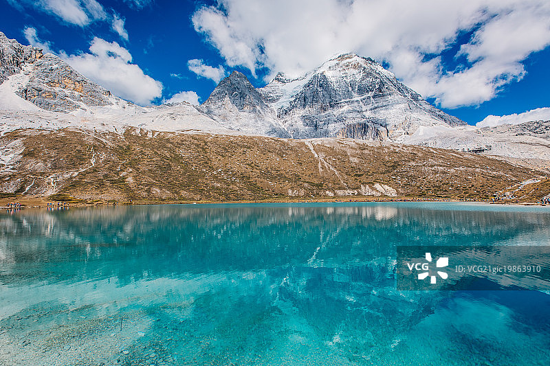 高山湖泊之稻城亚丁牛奶海图片素材