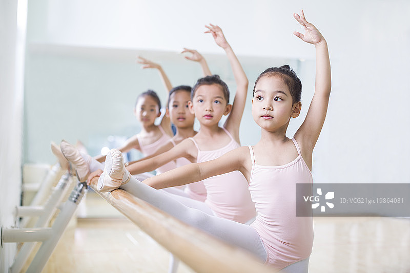 小女孩们练习芭蕾舞图片素材