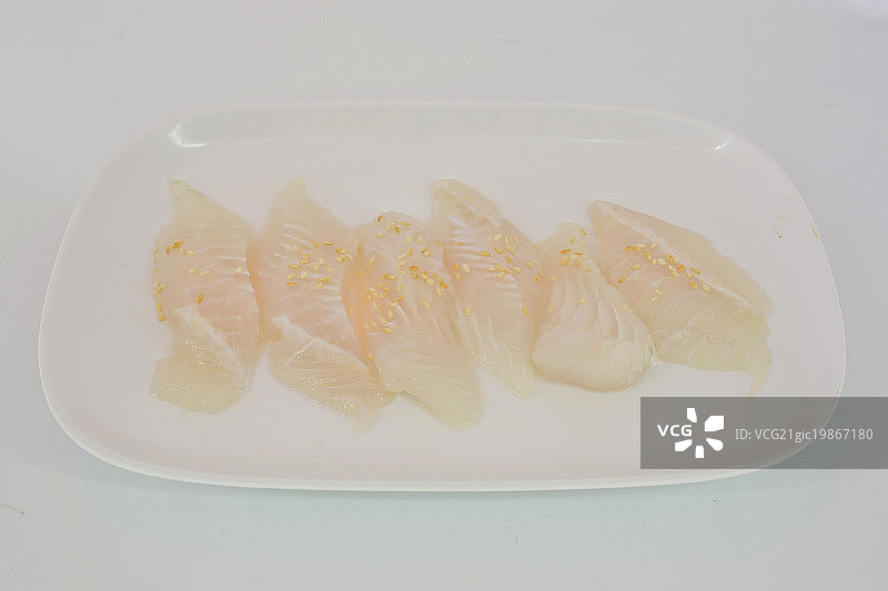 白色餐盘上的新鲜多莉鱼片图片素材