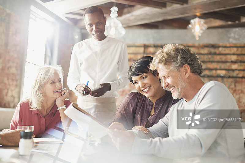 服务员在餐桌旁接受点餐图片素材