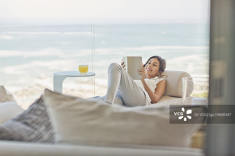 女人豪华海景阳台看书图片素材