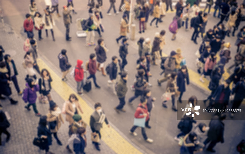 在东京涩谷行走中的模糊人群图片素材