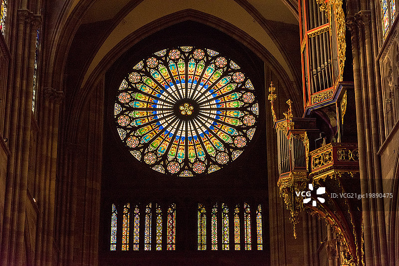 法国斯特拉斯堡圣母大教堂内的彩色玻璃图片素材