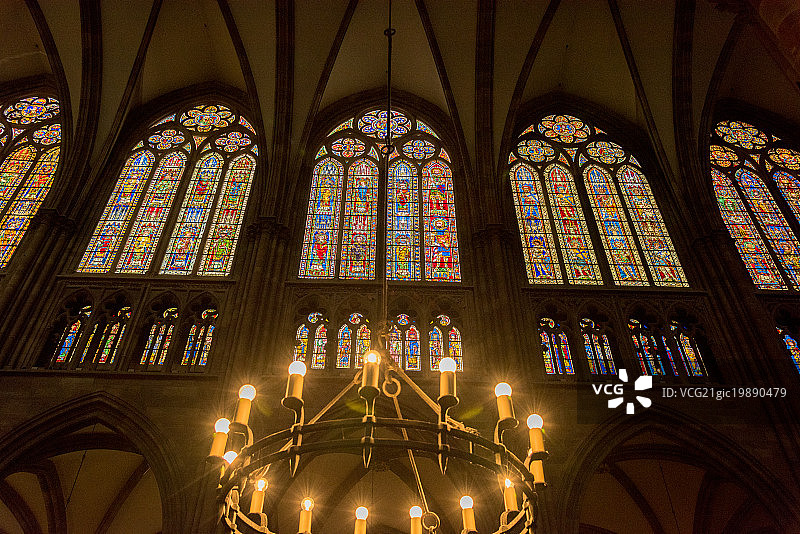 法国斯特拉斯堡圣母大教堂内的彩色玻璃图片素材