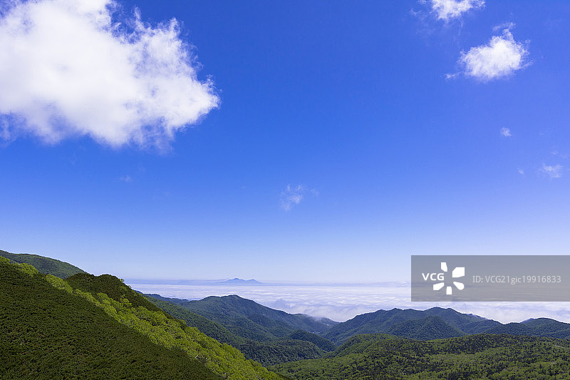 从知床半岛知床峠观看到的云田和国后岛，日本北海道图片素材