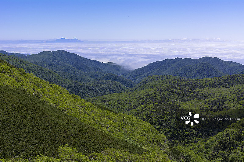 从知床半岛知床峠观看到的云田和国后岛，日本北海道图片素材