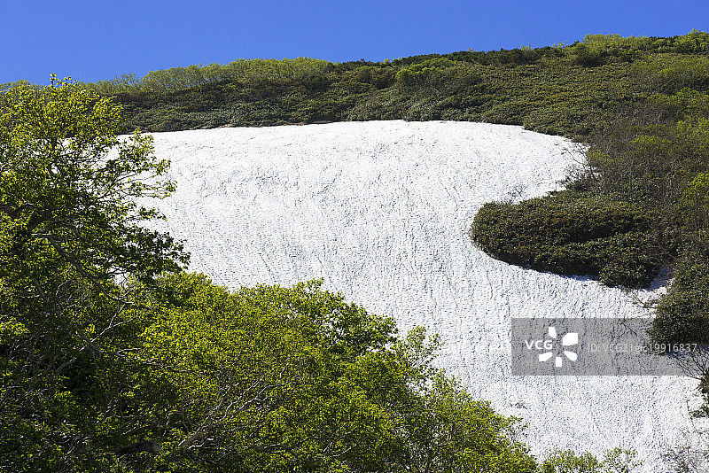 日本北海道知床半岛知床峠的雪谷景色图片素材