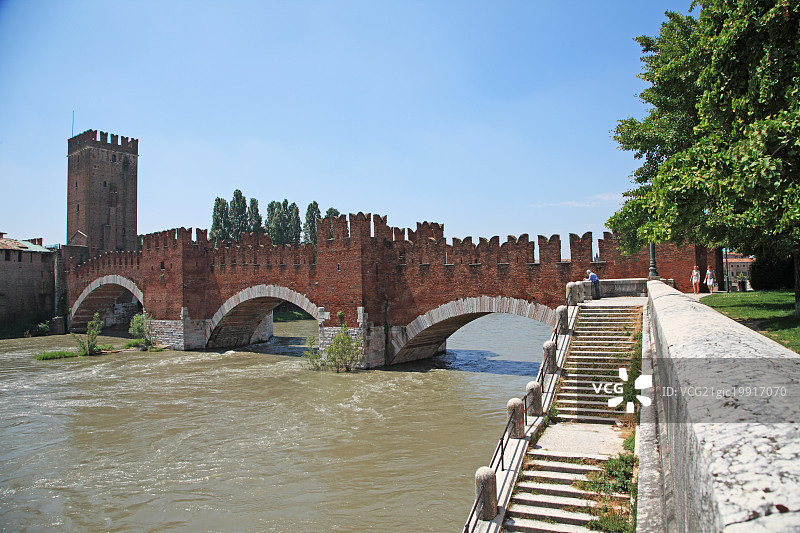 意大利威尼托维罗纳阿迪杰河上的斯卡利杰罗桥，联合国教科文组织世界遗产图片素材