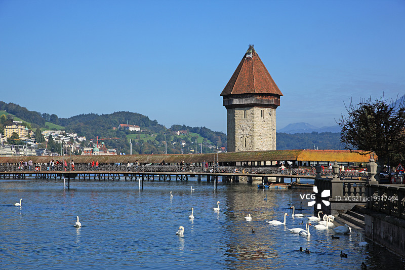 瑞士卢塞恩罗伊斯河上的水塔和卡佩尔桥图片素材
