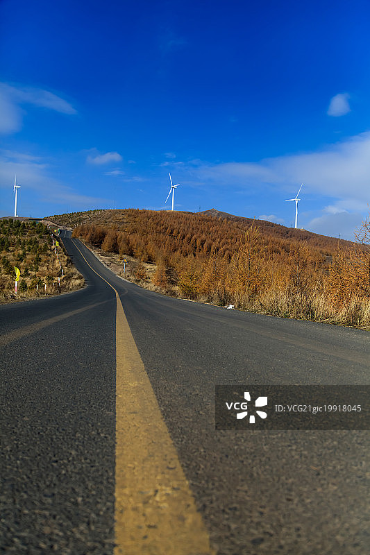 草原天路风车图片素材